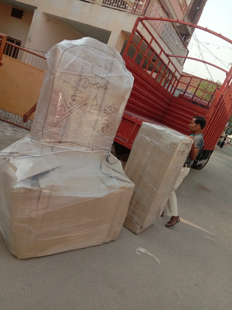 Team packing furniture